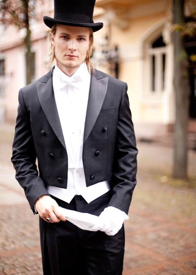 Full kjole og hvitt med hatt